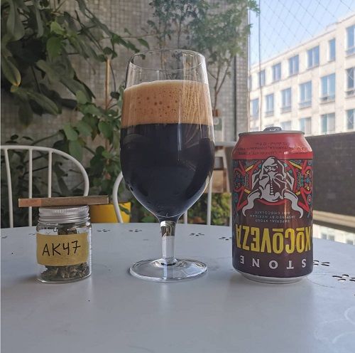 Maridaje de AK47 y Xocoveza Stone