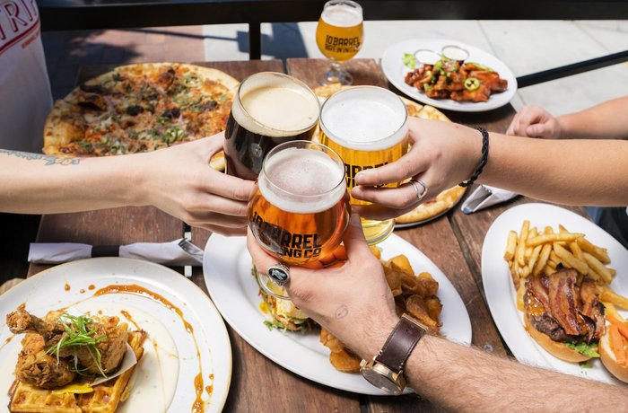 Fiesta de la cerveza en Ñuñoa: Banda Conmoción y Kuervos del Sur celebran el Saint Patrick's Day Imagen de Fiesta de la cerveza en Ñuñoa: Banda Conmoción y Kuervos del