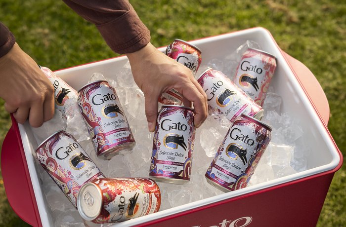 Gato Selección Dulce en lata 350 ml: Tinto, Rosé y Borgoña Frutilla en hielera