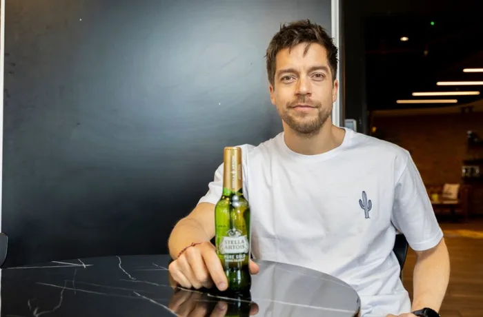 Mathias Büchner, gerente de AB InBev, con una botella de Stella Artois Pure Gold