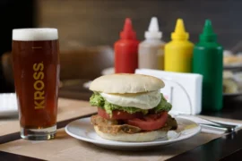 Capítulo 18 Altbier Kross junto a churrasco en Fuente Chilena