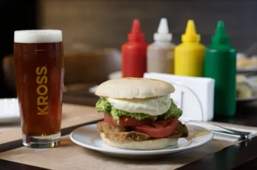 Capítulo 18 Altbier Kross junto a churrasco en Fuente Chilena