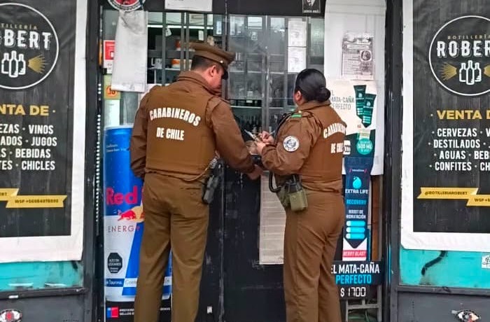 Carabineros fiscalizando botilleria