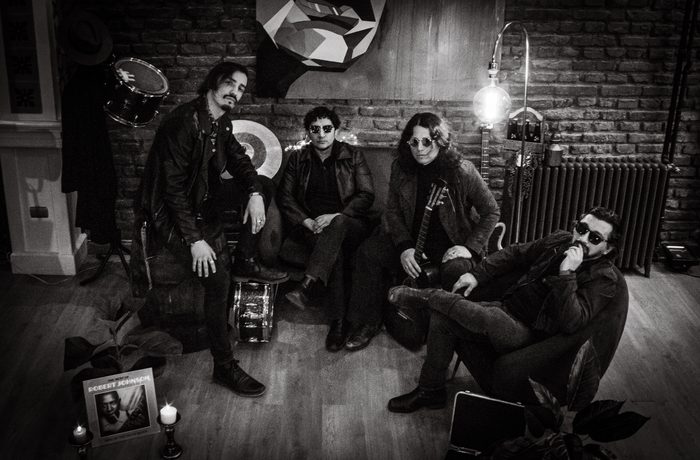 Integrantes de As de Oros, banda de rock de Punta Arenas, en una foto en blanco y negro