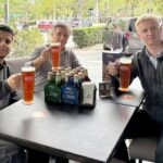 Brindis con schops de Cerveza Austral junto a botellas de la cervecería de Punta Arenas