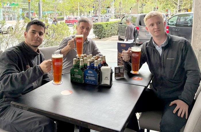 Brindis con schops de Cerveza Austral junto a botellas de la cervecería de Punta Arenas
