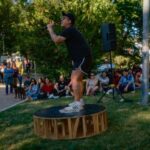 Comediante de Comedia Arbolitex haciendo stand-up al aire libre ante público sentado en el pasto