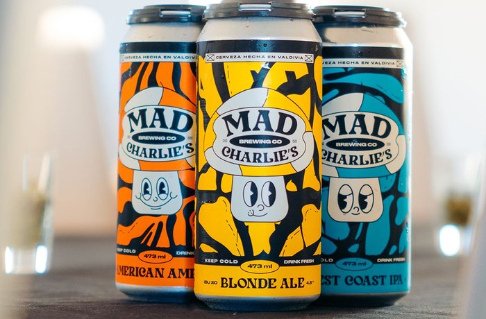 Latas de Mad Charlie's Blonde Ale, West Coast IPA y American Amber, cerveza hecha en Valdivia