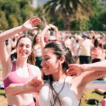 Asistentes bailando en una clase al aire libre de Wanderlust Santiago