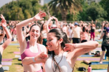 Asistentes bailando en una clase al aire libre de Wanderlust Santiago
