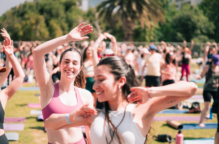 Asistentes bailando en una clase al aire libre de Wanderlust Santiago